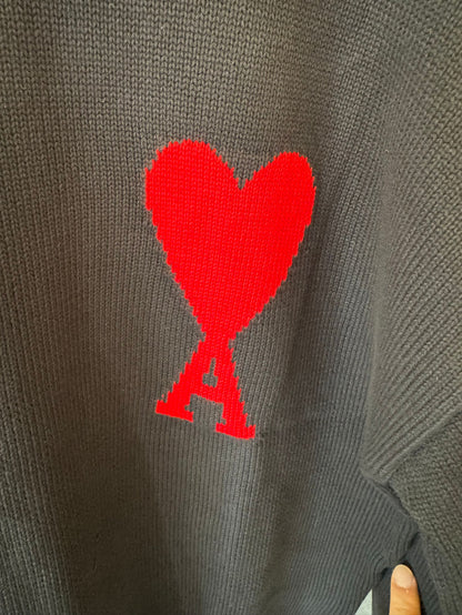 Suéter de punto negro con bordado de corazón de Ami: un jersey acogedor con el característico logotipo "A" rojo.