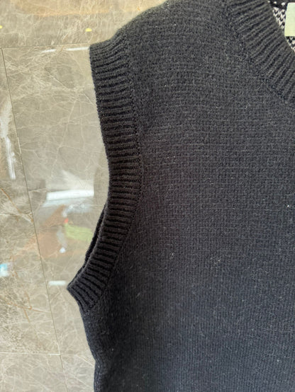Off-White black knit vest with iconic arrows design