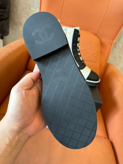 Botas cortas Chanel de cuero genuino tejido tipo martin.