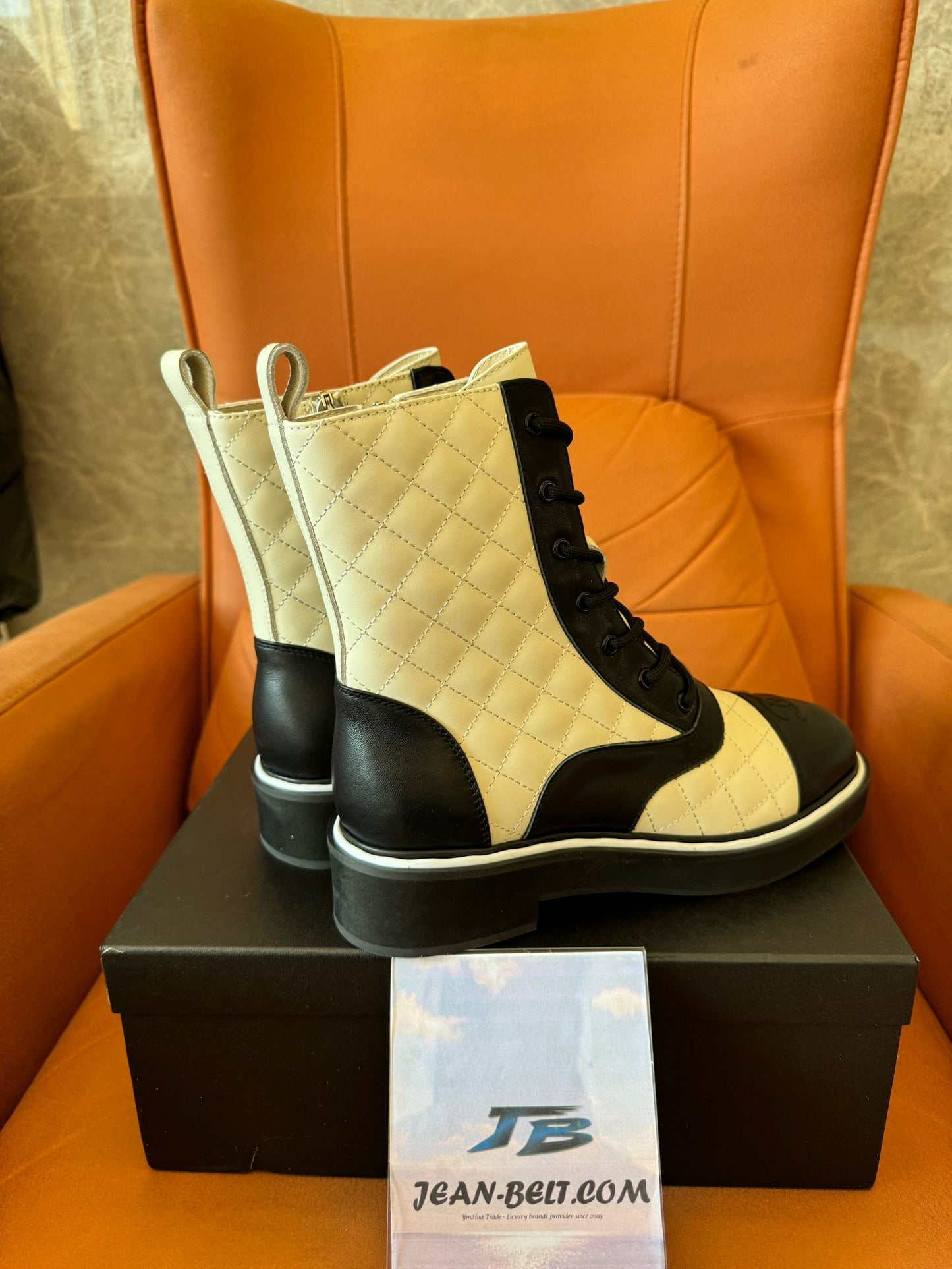 Botas cortas Chanel de cuero genuino tejido tipo martin.