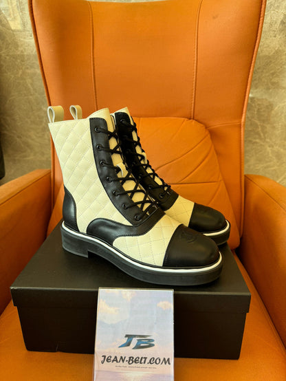 Botas cortas Chanel de cuero genuino tejido tipo martin.
