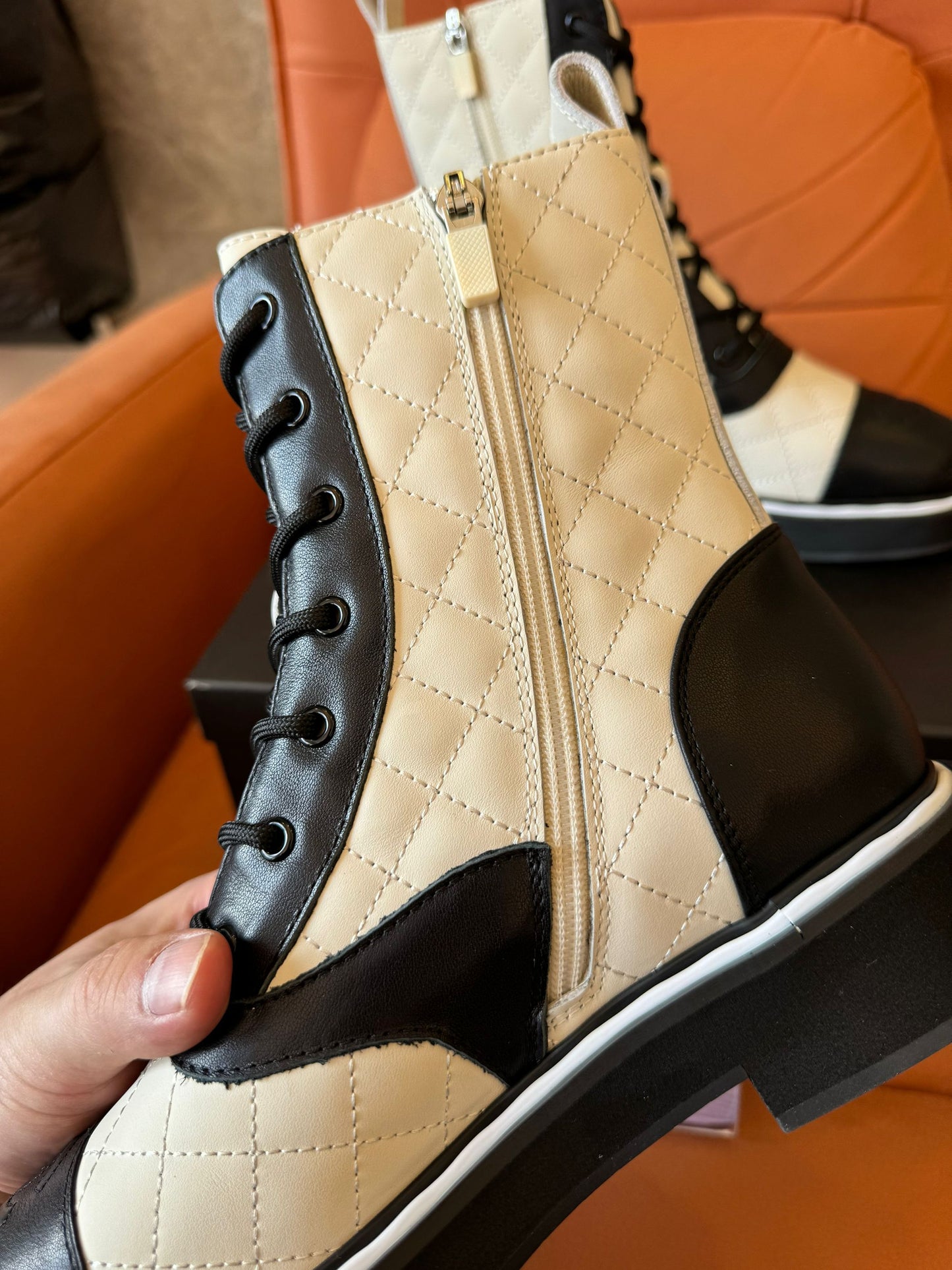 Botas cortas Chanel de cuero genuino tejido tipo martin.