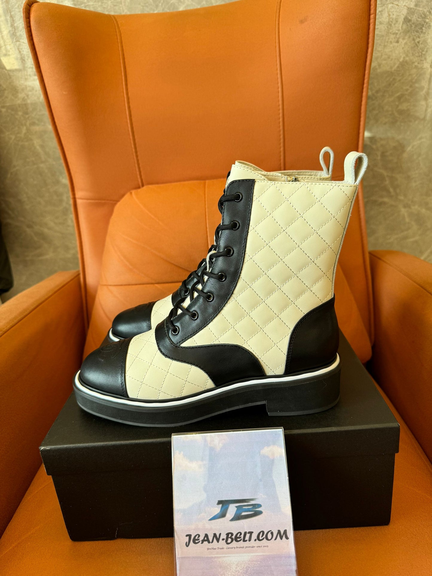 Botas cortas Chanel de cuero genuino tejido tipo martin.