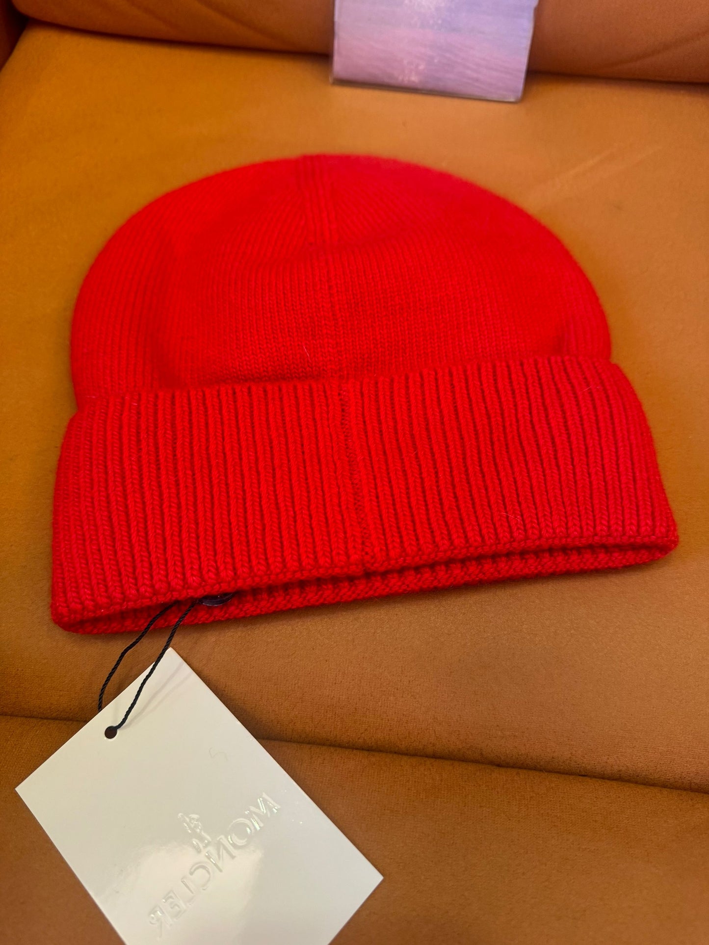 Gorro de lana roja de Moncler con el icónico parche del logotipo