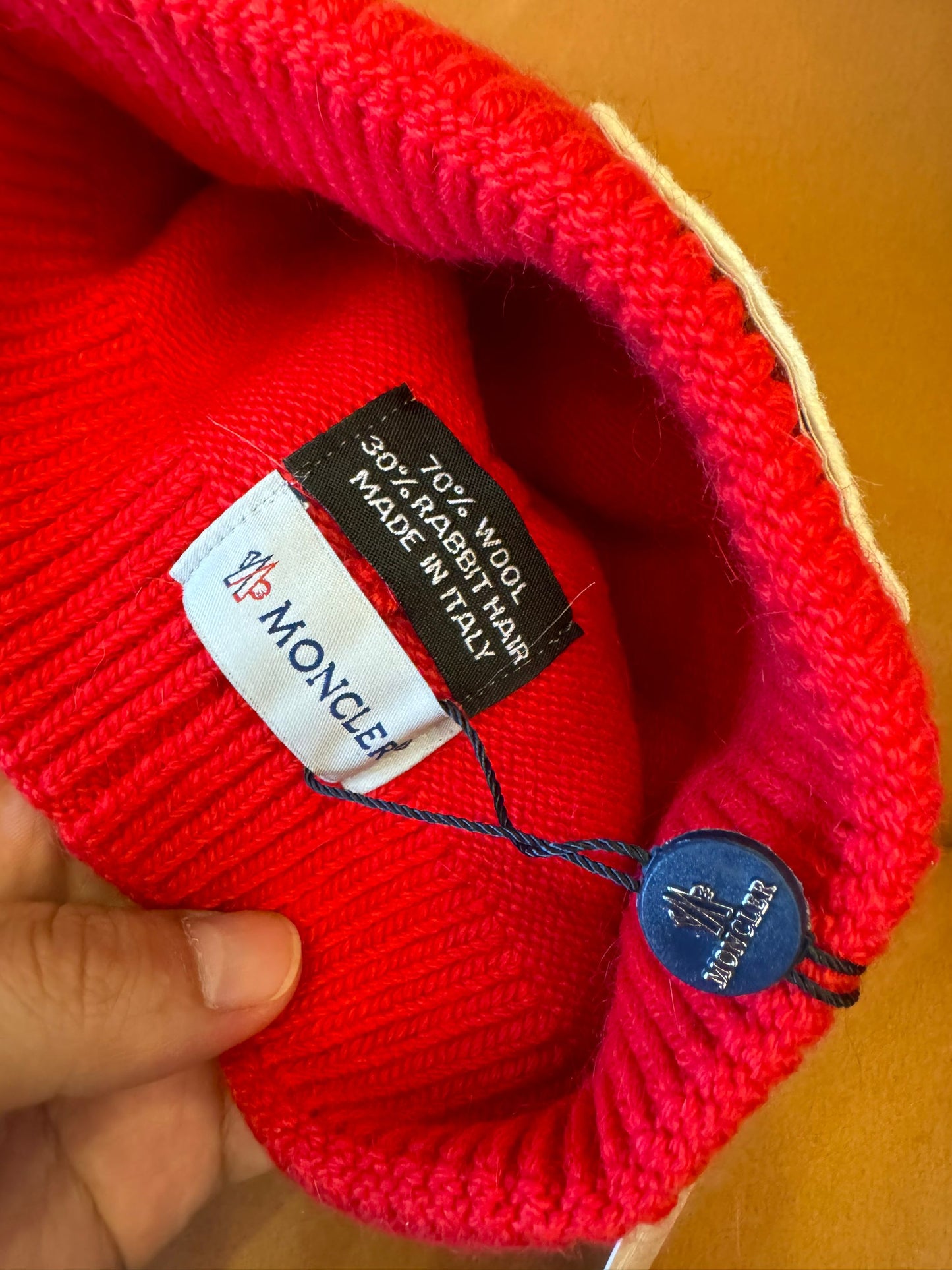 Gorro de lana roja de Moncler con el icónico parche del logotipo