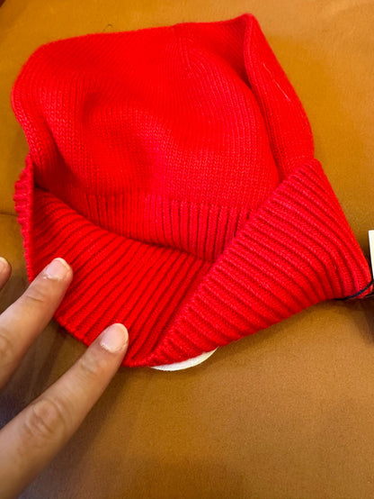 Gorro de lana roja de Moncler con el icónico parche del logotipo