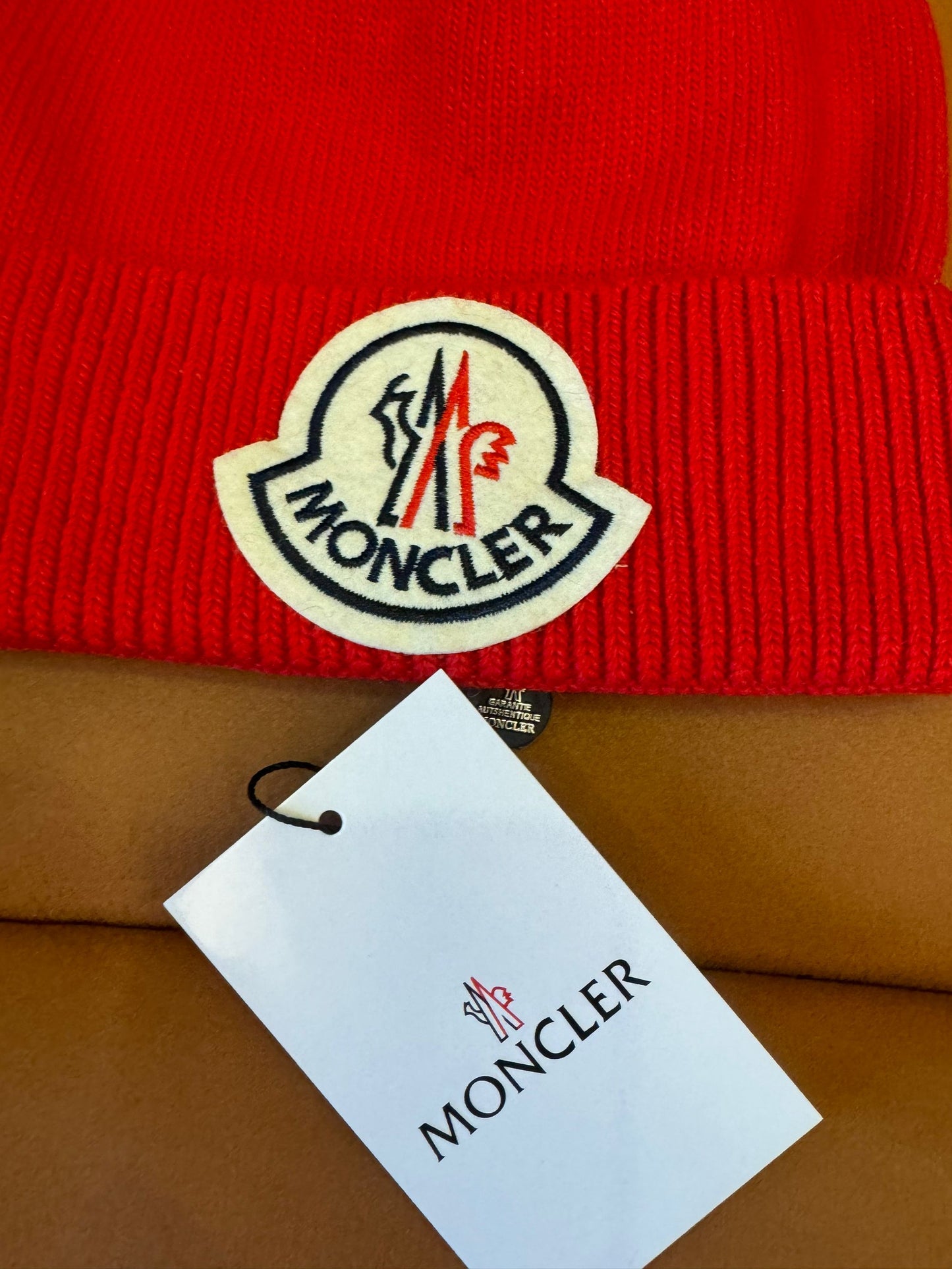 Gorro de lana roja de Moncler con el icónico parche del logotipo
