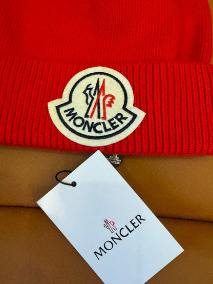 Gorro de lana roja de Moncler con el icónico parche del logotipo