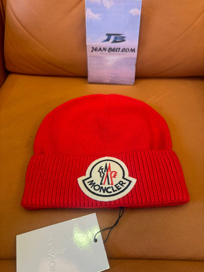 Gorro de lana roja de Moncler con el icónico parche del logotipo