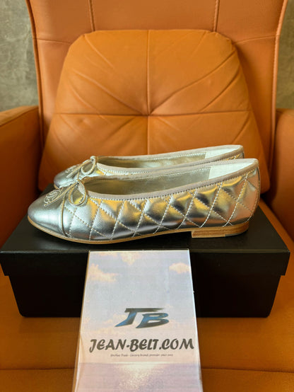 Bailarinas Chanel de piel acolchada en color plata metalizada