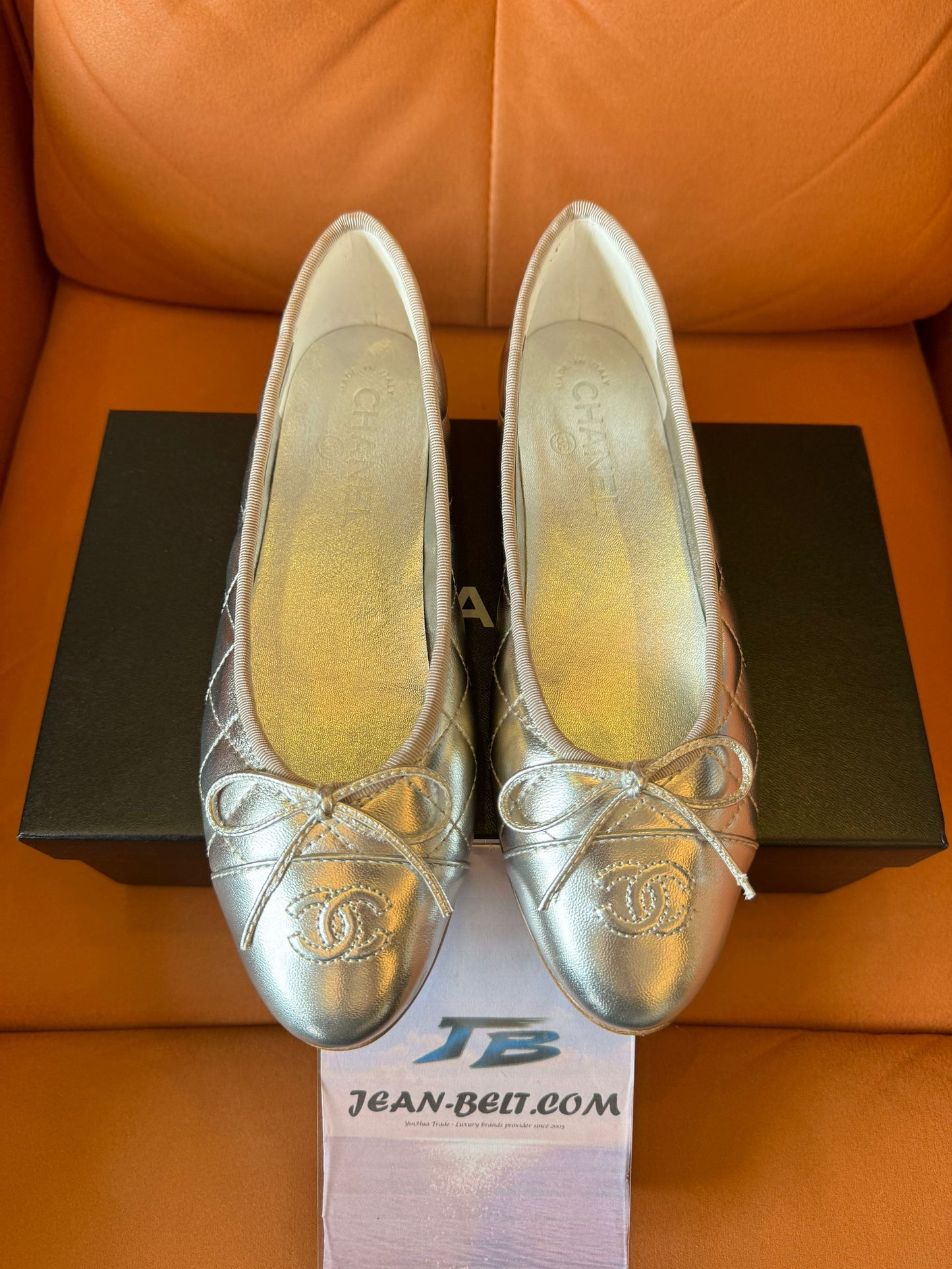 Bailarinas Chanel de piel acolchada en color plata metalizada
