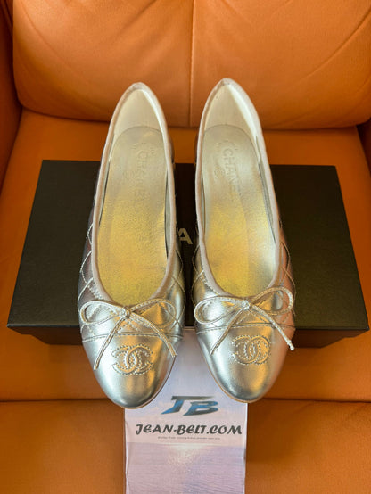 Bailarinas Chanel de piel acolchada en color plata metalizada