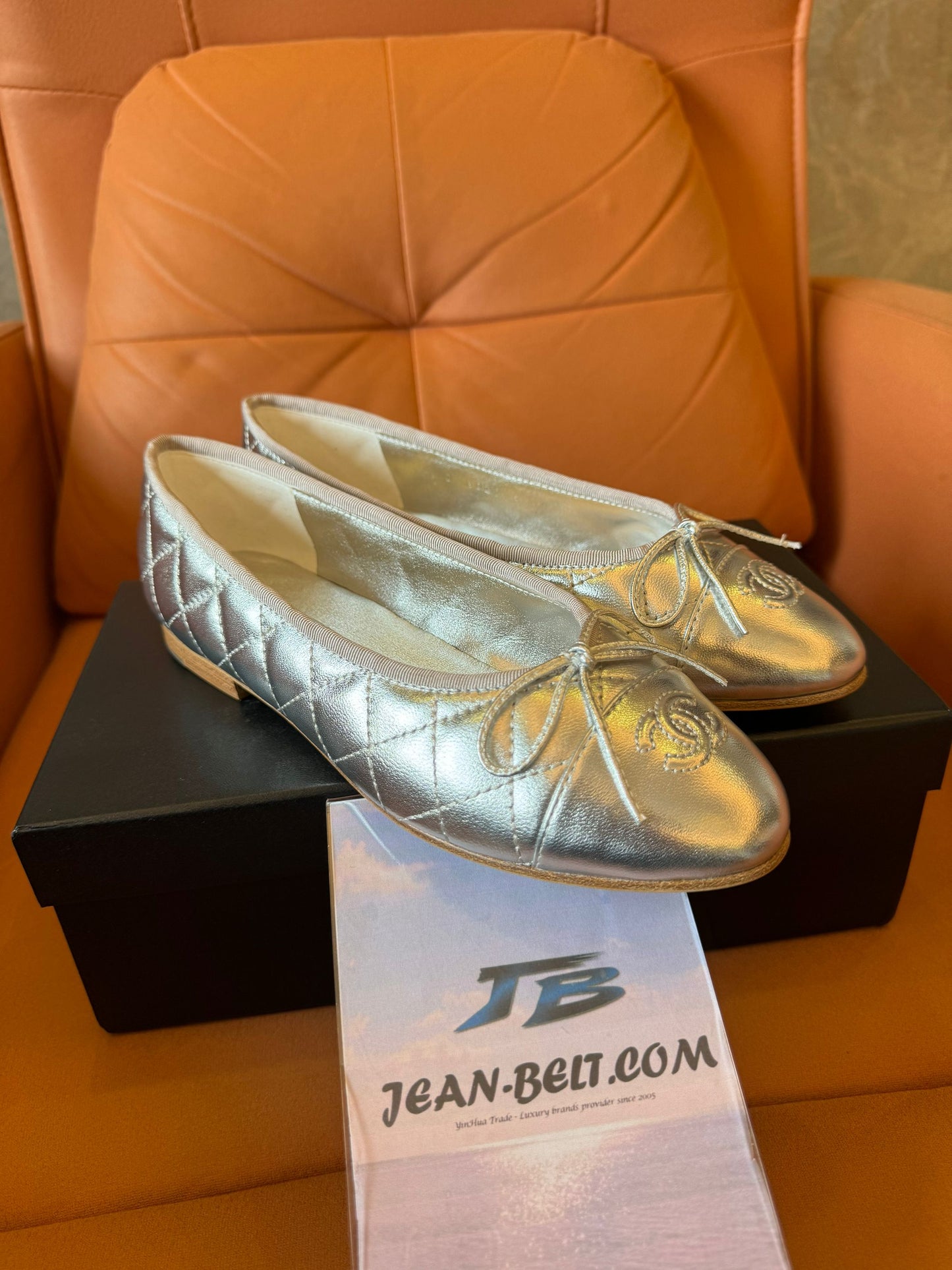 Bailarinas Chanel de piel acolchada en color plata metalizada