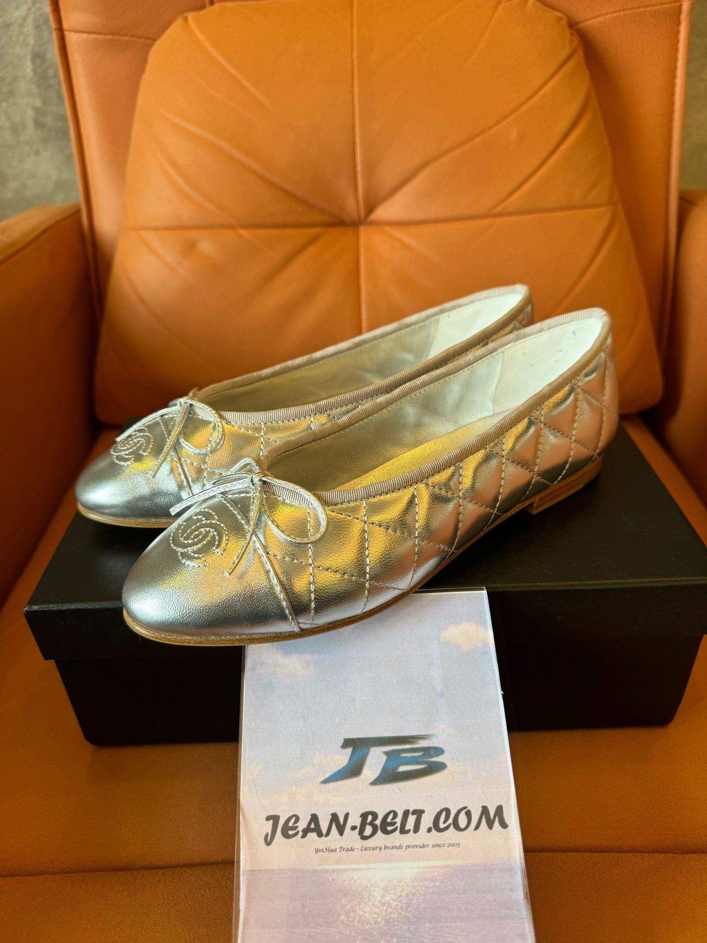 Bailarinas Chanel de piel acolchada en color plata metalizada