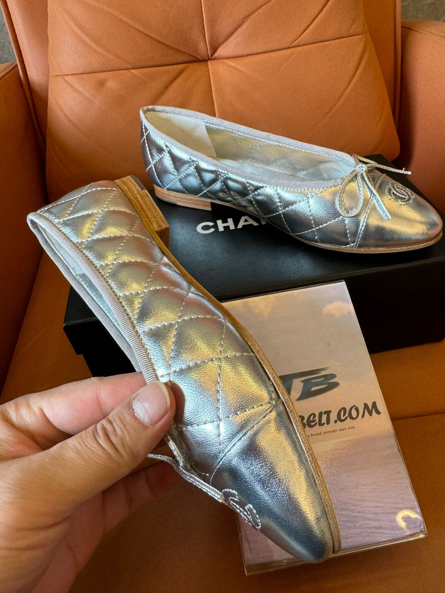 Bailarinas Chanel de piel acolchada en color plata metalizada