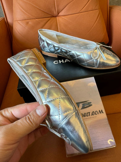 Bailarinas Chanel de piel acolchada en color plata metalizada