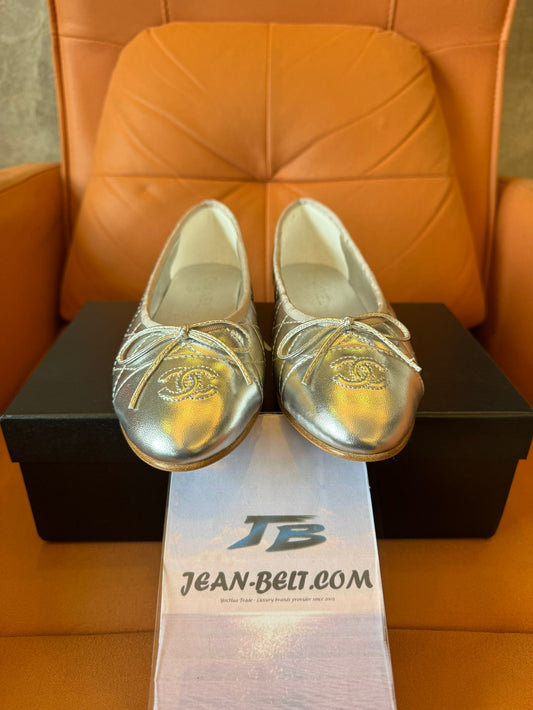Bailarinas Chanel de piel acolchada en color plata metalizada
