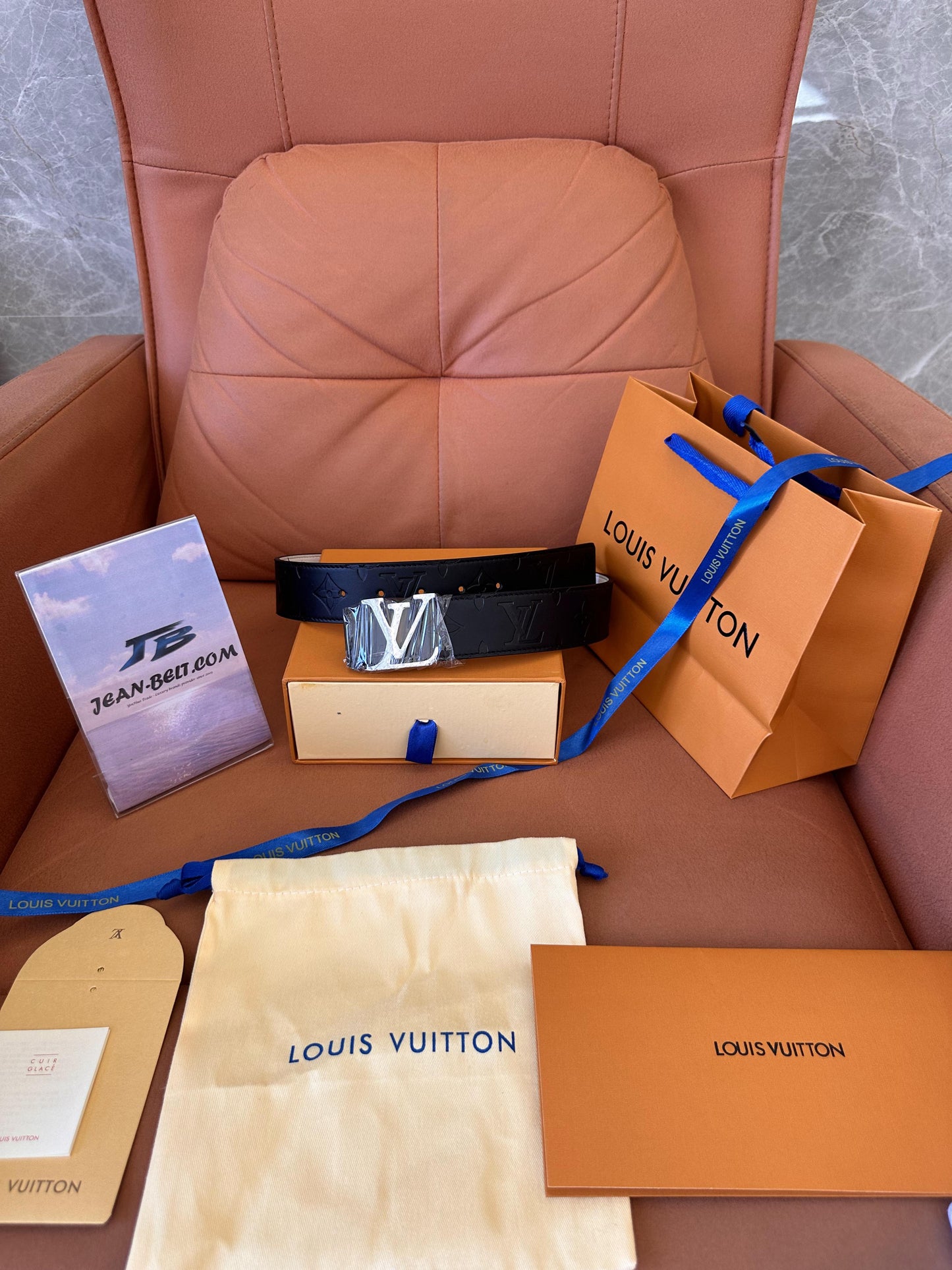Cinturón Louis Vuitton negro con monograma LV para hombre