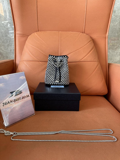 Bolsa balde Prada com strass e diamantes, bolsa transversal com corrente