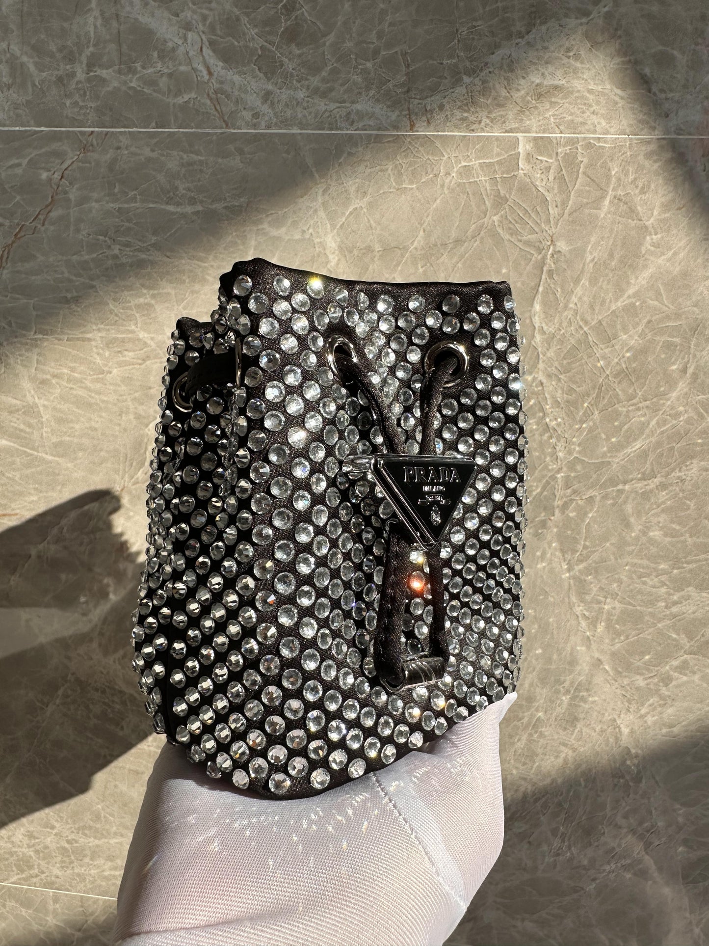 Bolsa balde Prada com strass e diamantes, bolsa transversal com corrente