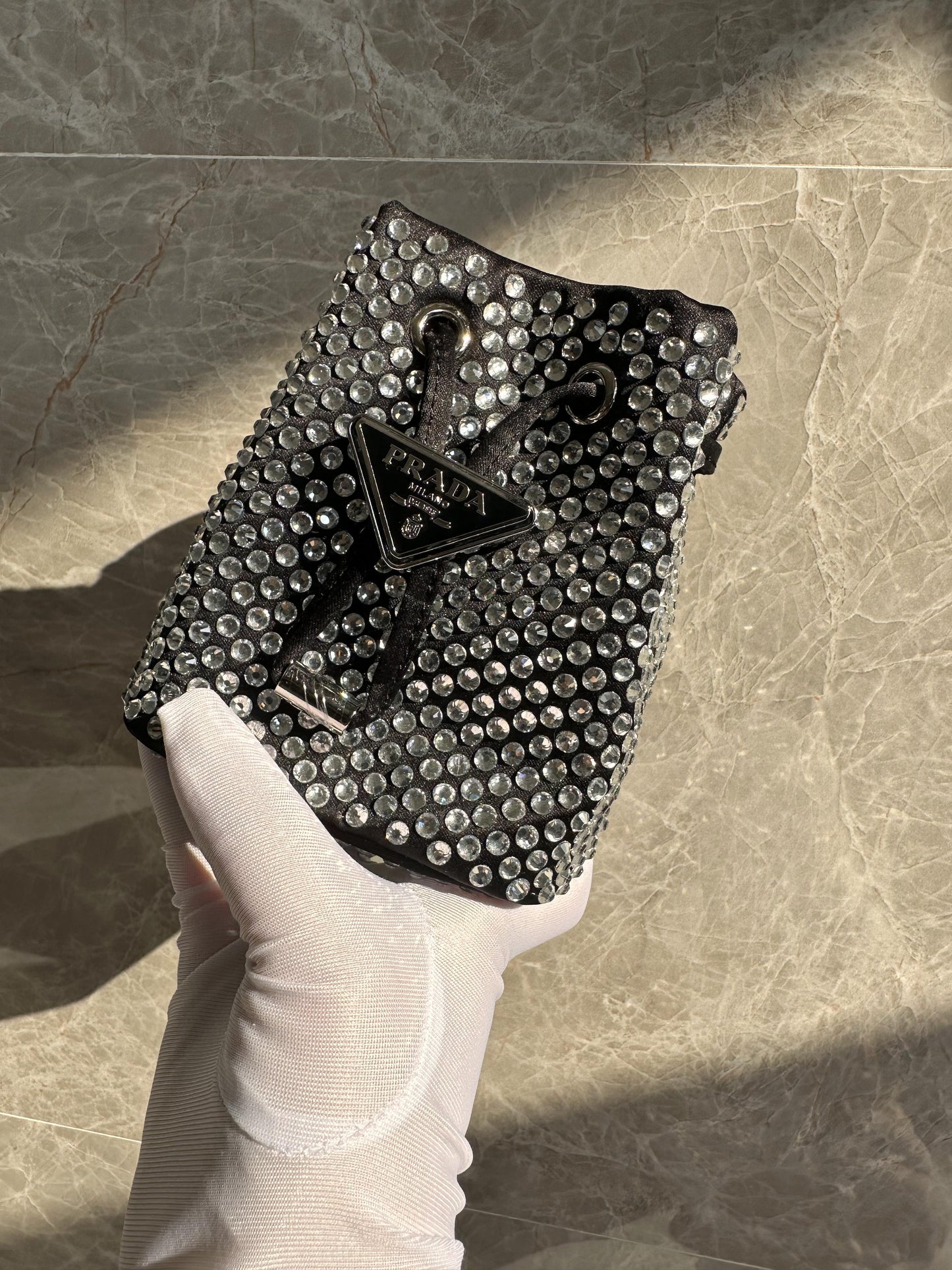 Bolsa balde Prada com strass e diamantes, bolsa transversal com corrente