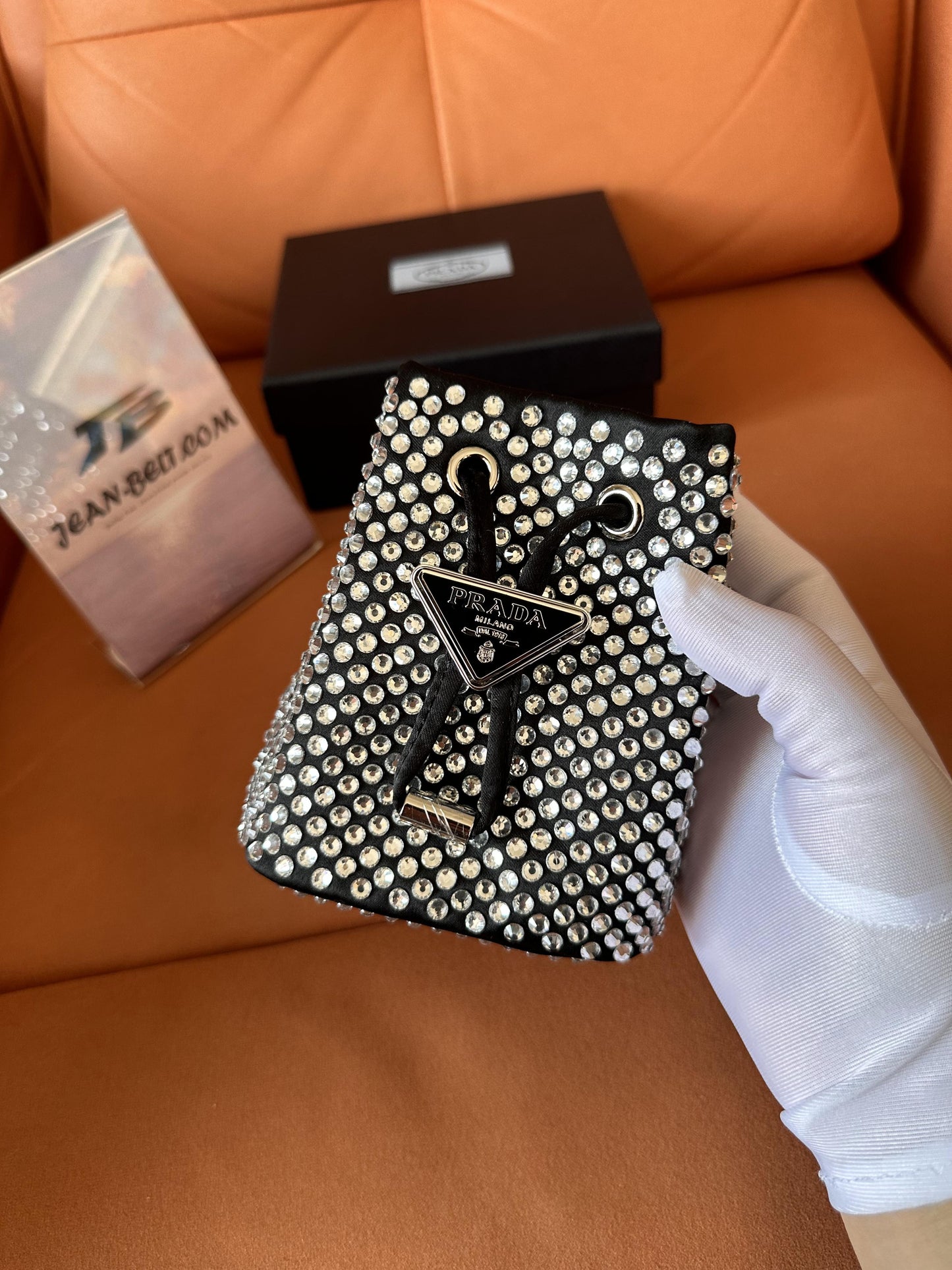 Bolsa balde Prada com strass e diamantes, bolsa transversal com corrente
