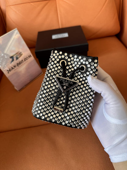 Bolsa balde Prada com strass e diamantes, bolsa transversal com corrente