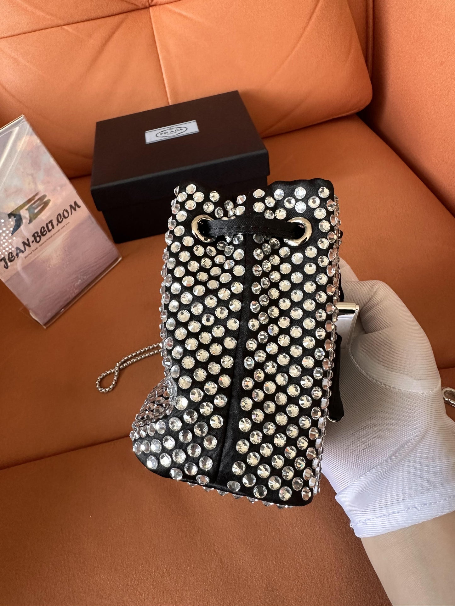 Bolsa balde Prada com strass e diamantes, bolsa transversal com corrente