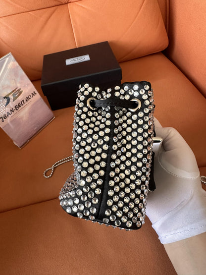 Bolsa balde Prada com strass e diamantes, bolsa transversal com corrente