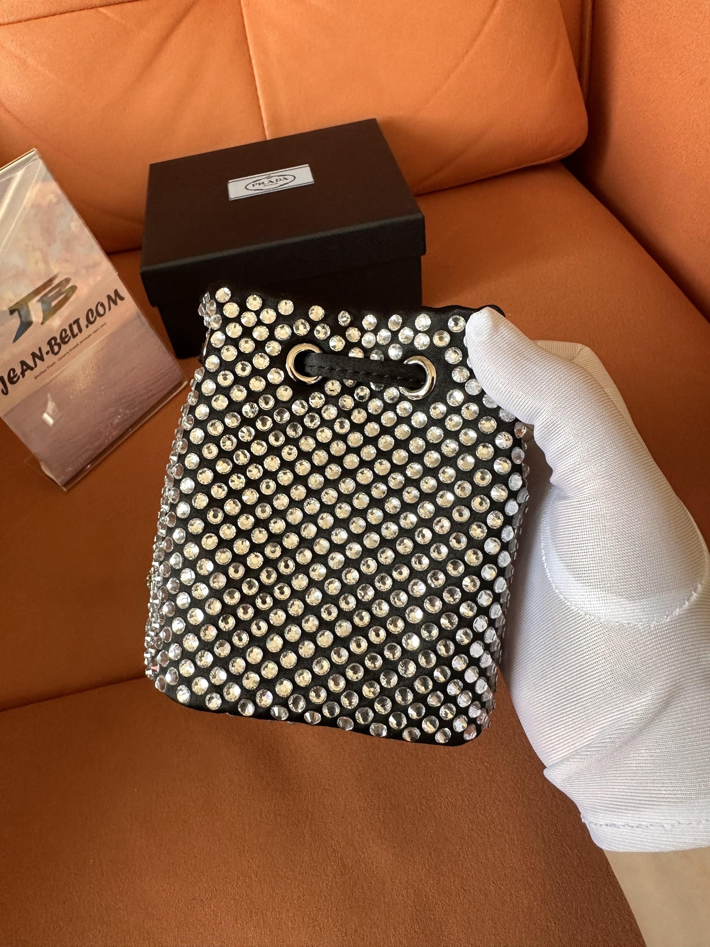 Bolsa balde Prada com strass e diamantes, bolsa transversal com corrente