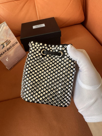 Bolsa balde Prada com strass e diamantes, bolsa transversal com corrente