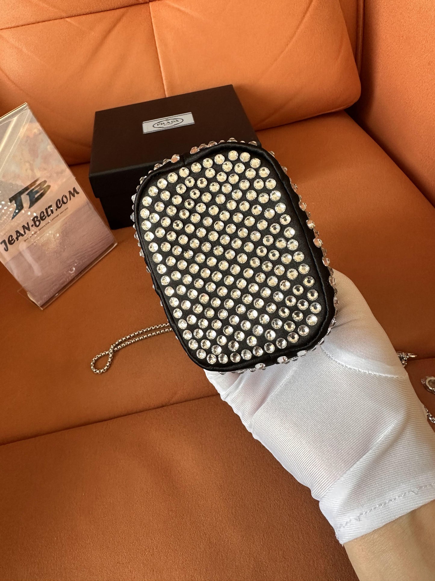 Bolsa balde Prada com strass e diamantes, bolsa transversal com corrente