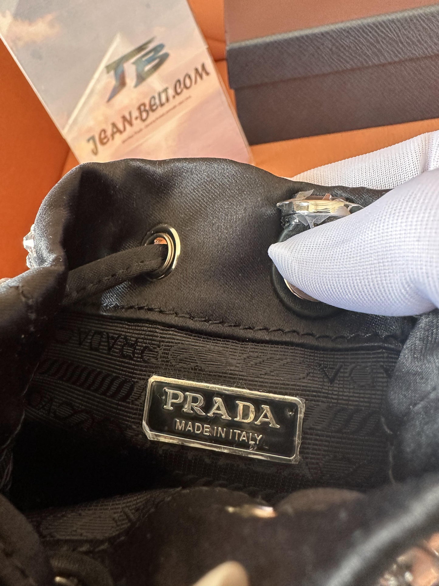 Bolsa balde Prada com strass e diamantes, bolsa transversal com corrente
