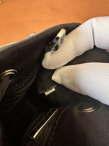 Bolsa balde Prada com strass e diamantes, bolsa transversal com corrente
