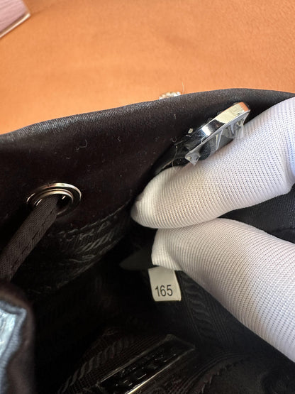 Bolsa balde Prada com strass e diamantes, bolsa transversal com corrente