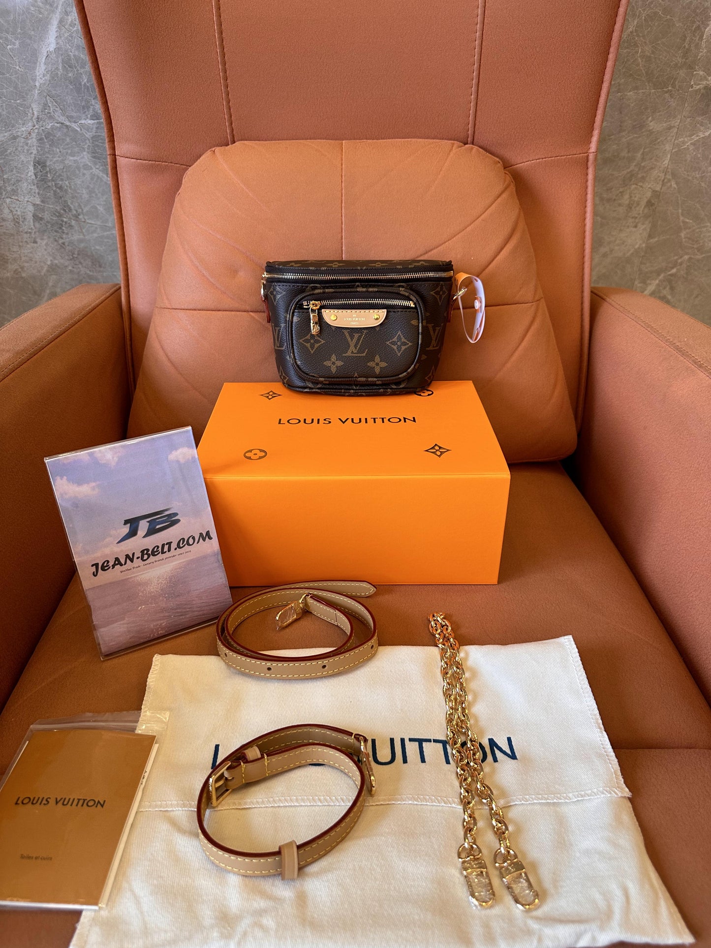 Bolsa Louis Vuitton mini bum em lona com monograma
