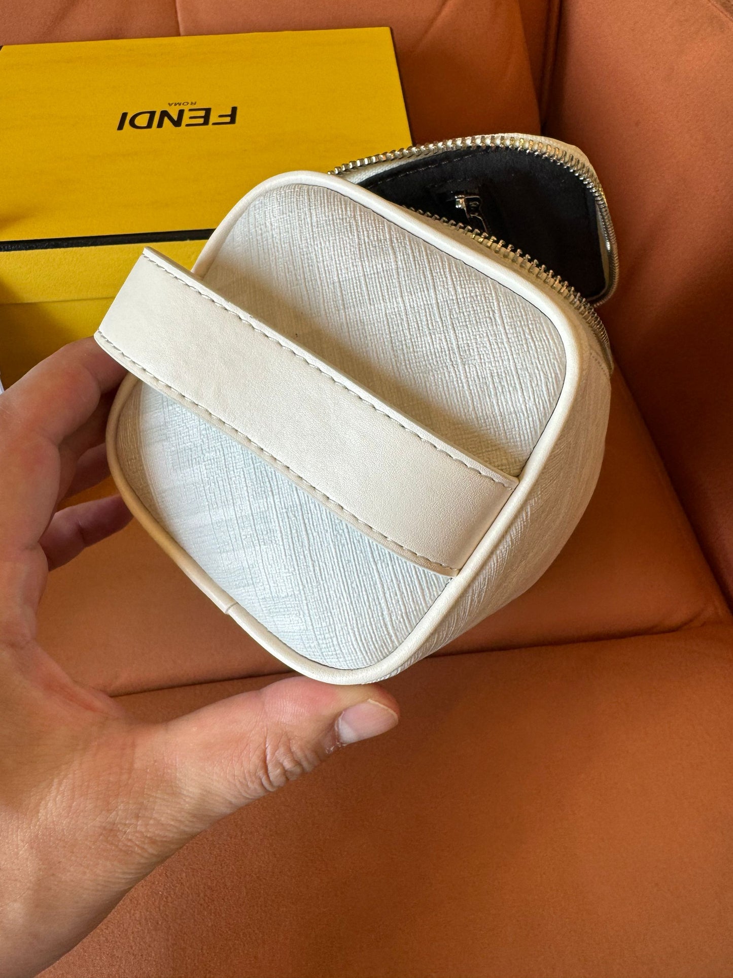 Neceser Fendi en tejido FF blanco