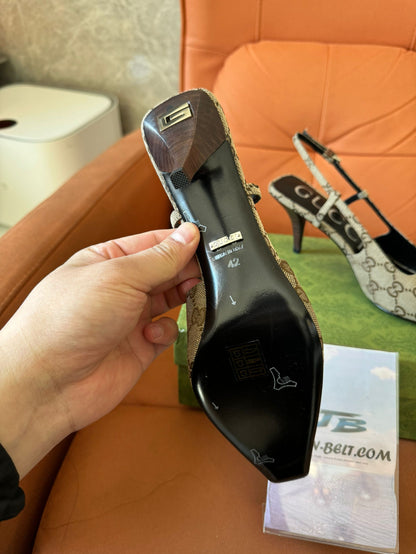 Sapatos Gucci GG de lona tipo slingback