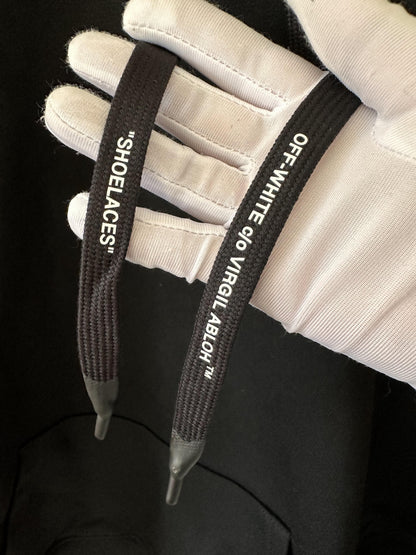 Moletom com capuz preto com assinatura Off-White e setas bordadas