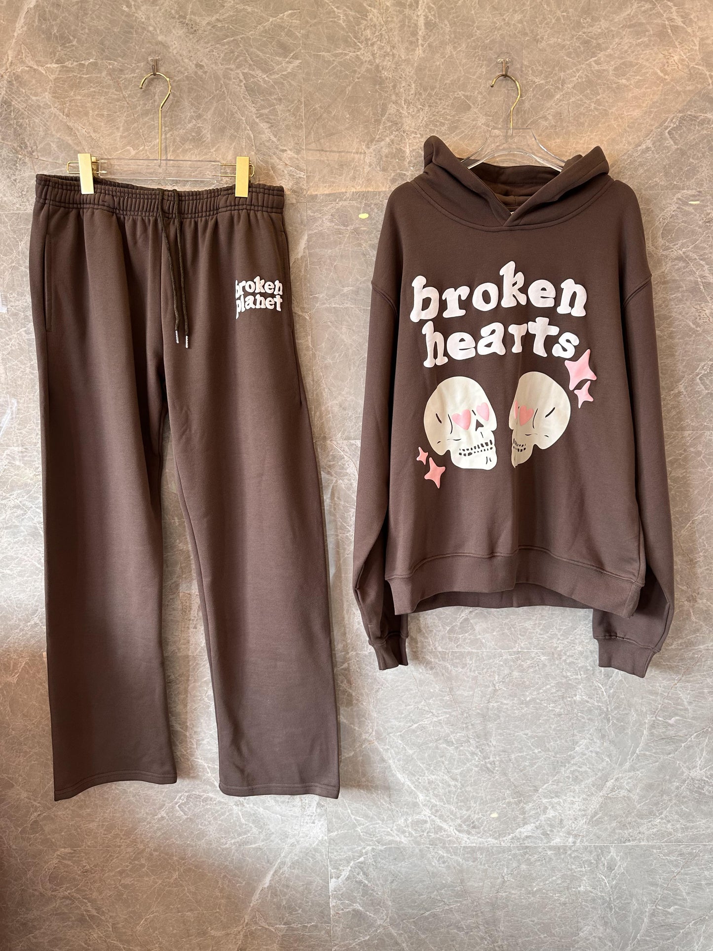 Conjunto de sudadera y joggers "Broken Hearts" de Broken Planet - marrón tierra