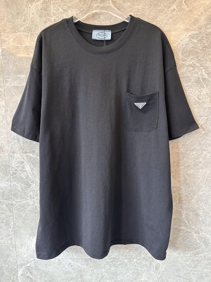 Camiseta clásica negra de Prada con bolsillo de parche con el logotipo