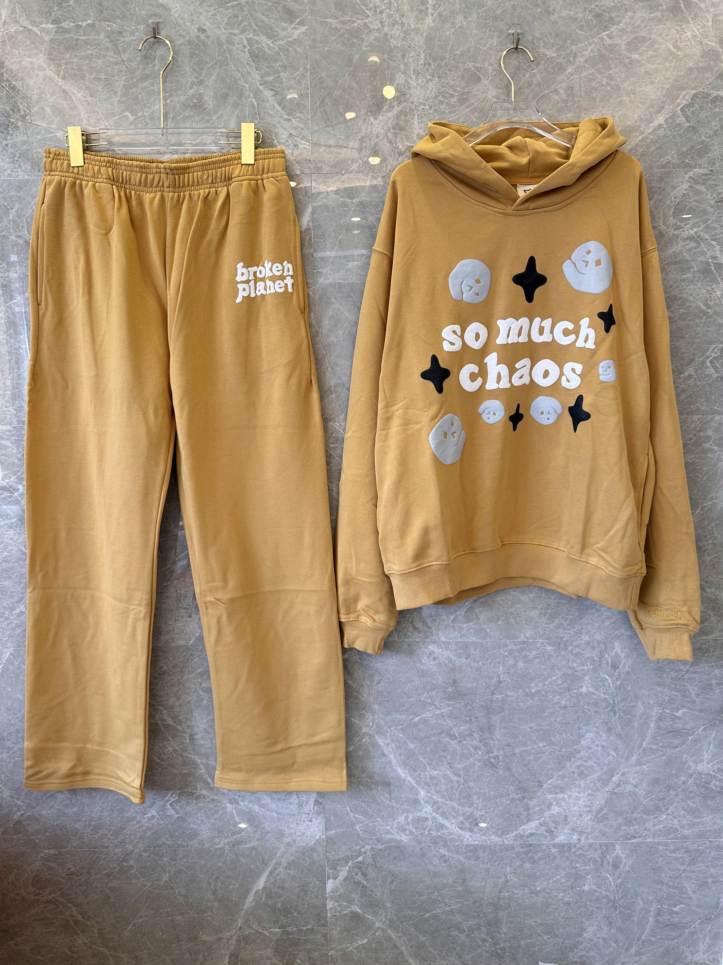 Conjunto de sudadera y jogger “So Much Chaos” de Broken Planet en marrón caramelo