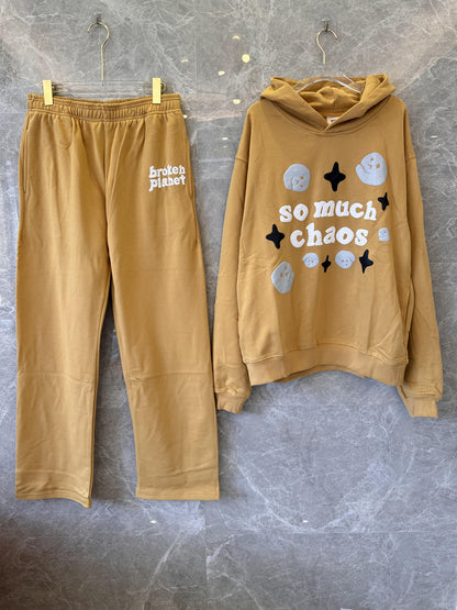 Conjunto de sudadera y jogger “So Much Chaos” de Broken Planet en marrón caramelo