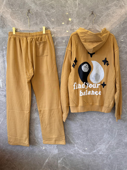 Conjunto de sudadera y jogger “So Much Chaos” de Broken Planet en marrón caramelo