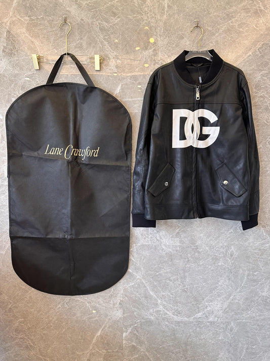 Chaqueta de cuero negra de Dolce &amp; Gabbana con el llamativo logotipo de DG