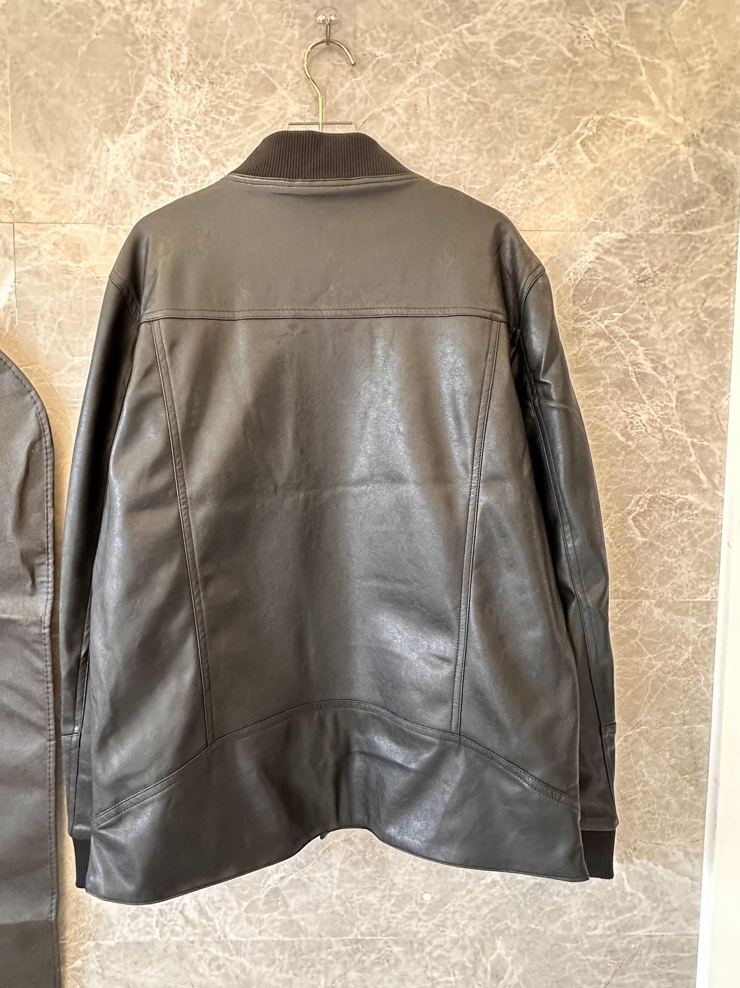 Jaqueta de couro preta Dolce &amp; Gabbana com logotipo DG em negrito
