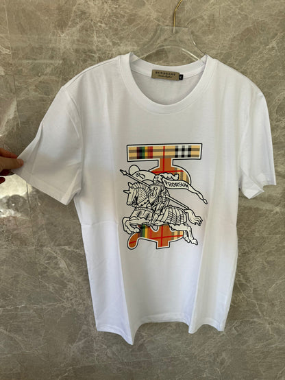 T-shirt Branca Burberry com o Icónico Cavaleiro Equestre e o Acento Xadrez Tartan