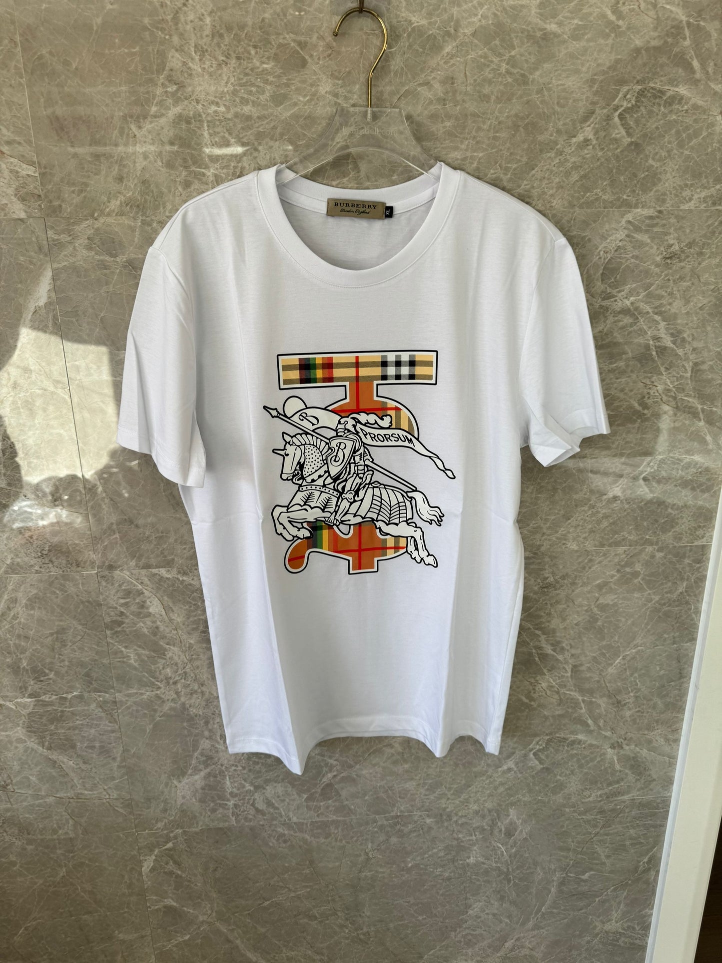 T-shirt Branca Burberry com o Icónico Cavaleiro Equestre e o Acento Xadrez Tartan