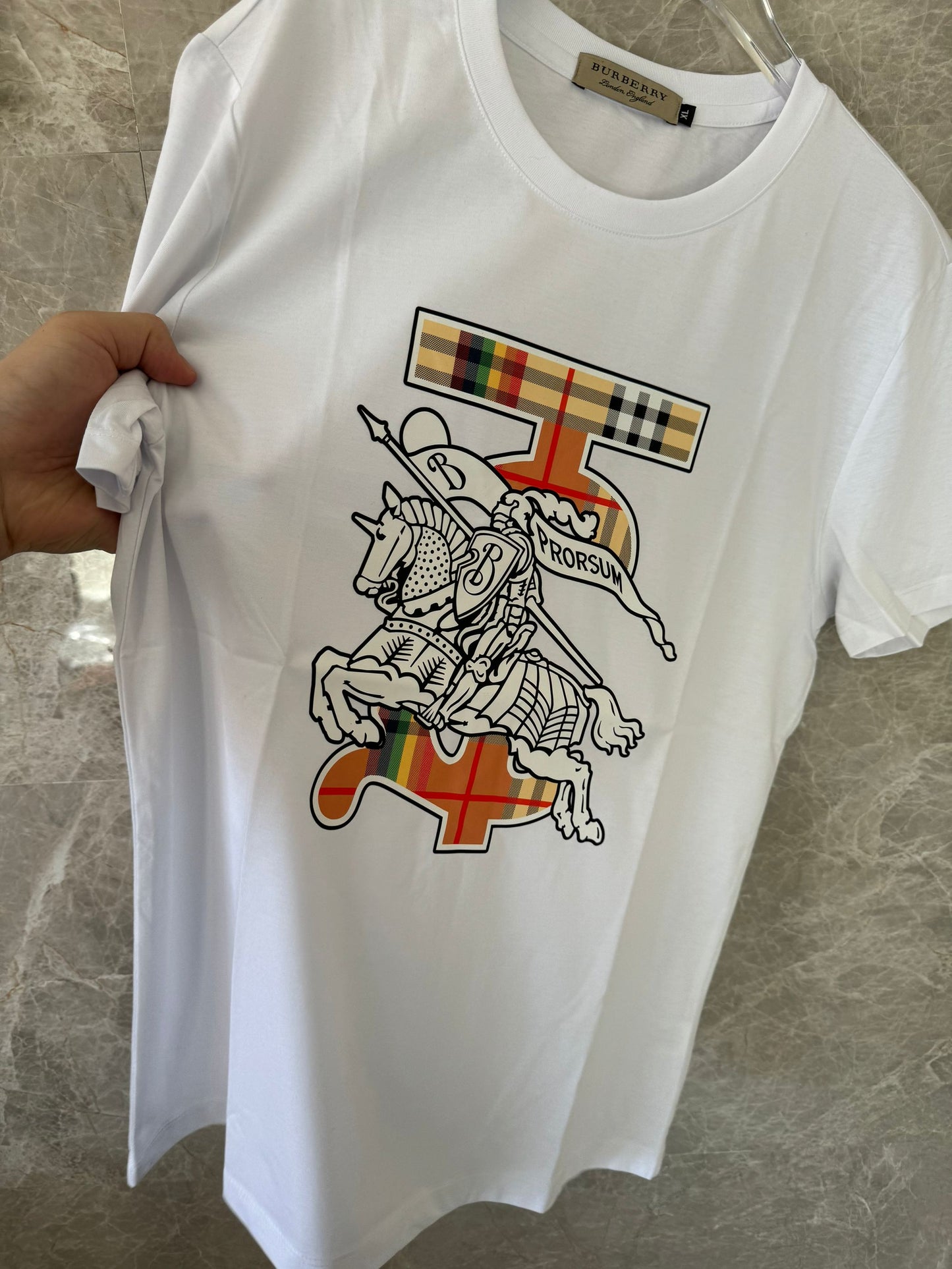 T-shirt Branca Burberry com o Icónico Cavaleiro Equestre e o Acento Xadrez Tartan