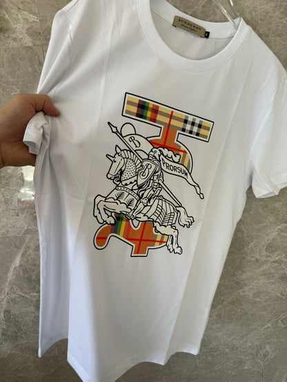 T-shirt Branca Burberry com o Icónico Cavaleiro Equestre e o Acento Xadrez Tartan